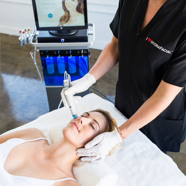 HYDRAFACIAL TREATMENT BENEFITS: PERSONALIZED SKINCARE TREATMENTS FOR GLOWING HOLIDAY SKIN